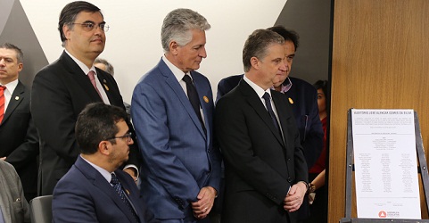 O presidente do TCEMG, Cláudio Couto Terrão, ao lado da placa de inauguração, compôs a mesa de honra do evento (Foto: Karina Camargos Coutinho)